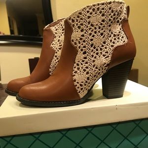 Jun & Ivy Tegan Crochet Booties